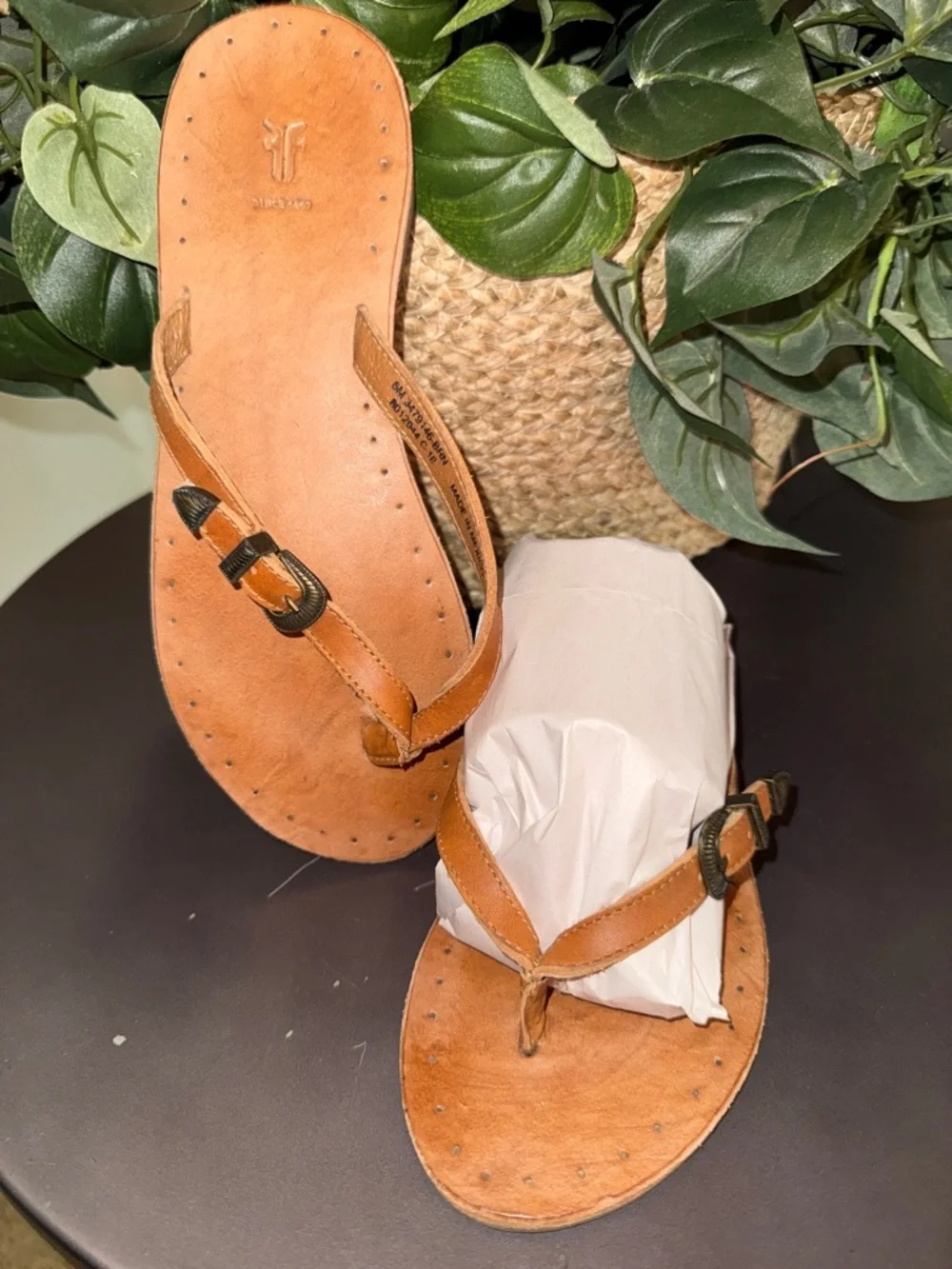 Frye Leather Buckle Thong Sandals in Tan Size 6 Made in Mexico - Picture 1 of 11
